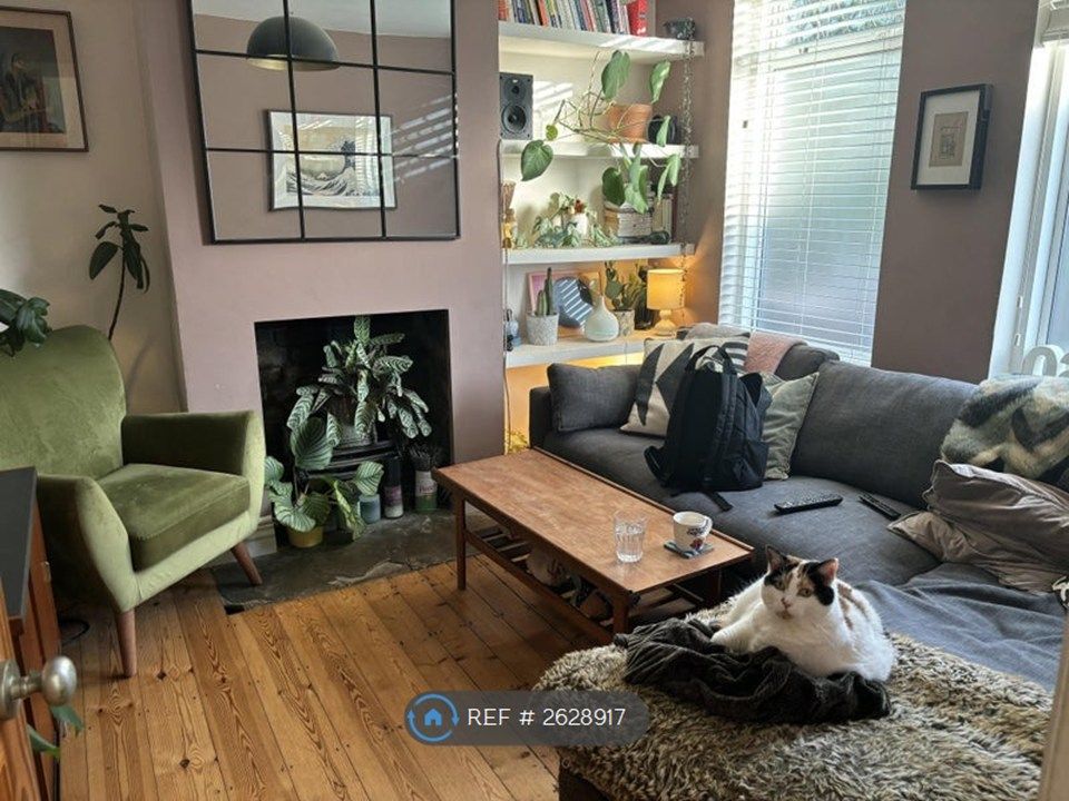 Property photo 1 of 17 Living Room (Picture 1)