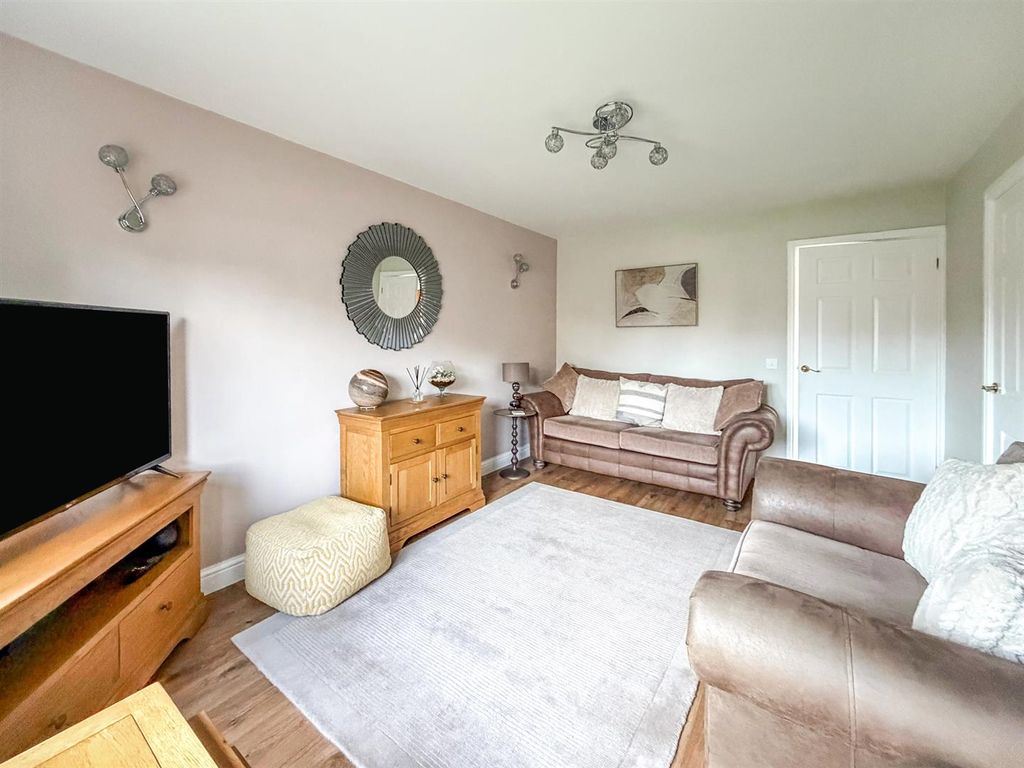 Property photo 3 of 20 Lounge