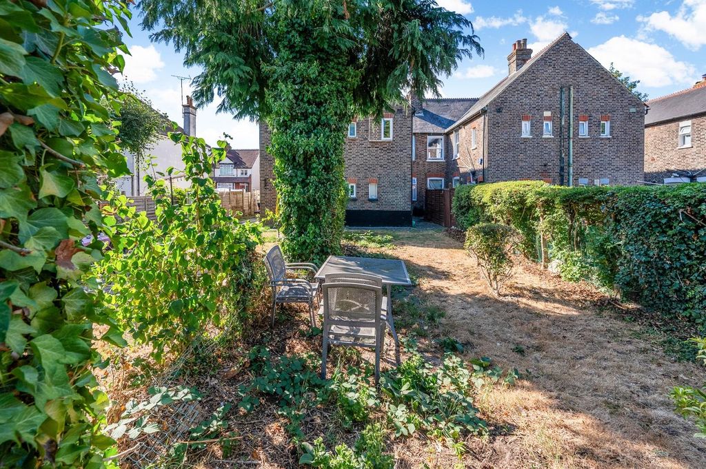 Property photo 2 of 11 Lyme Regis Road