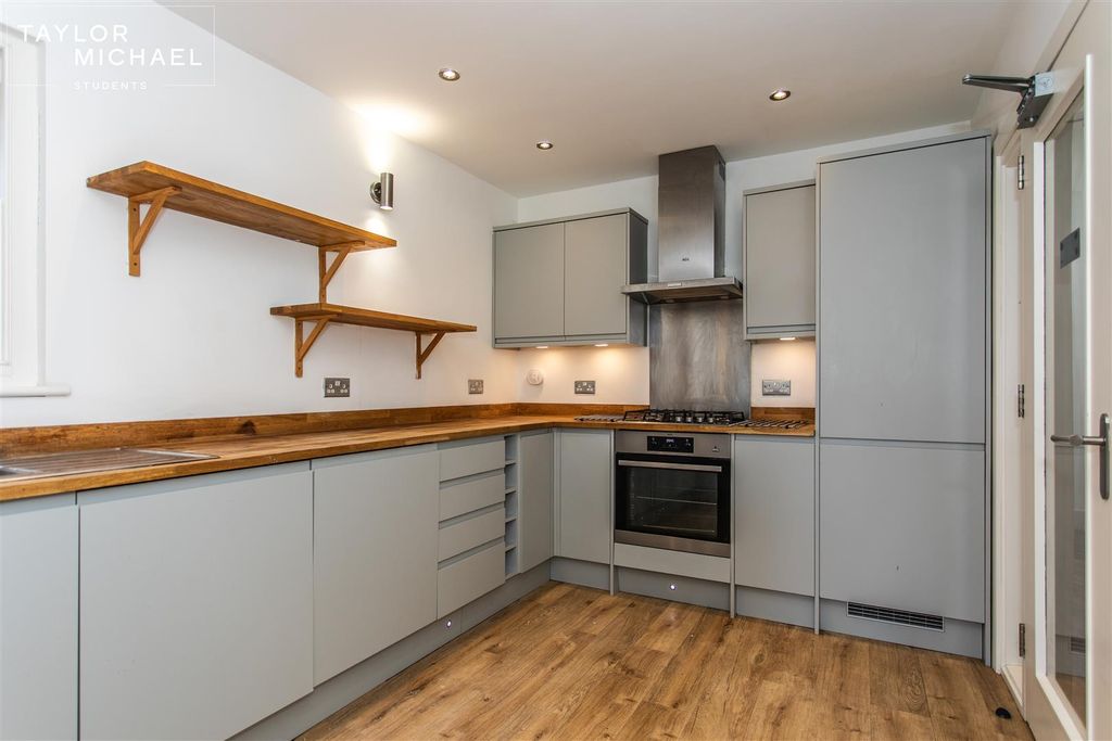 Property photo 3 of 26 Kitchen