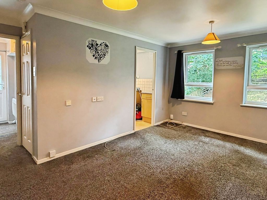 Property photo 3 of 9 Bedroom/ Lounge