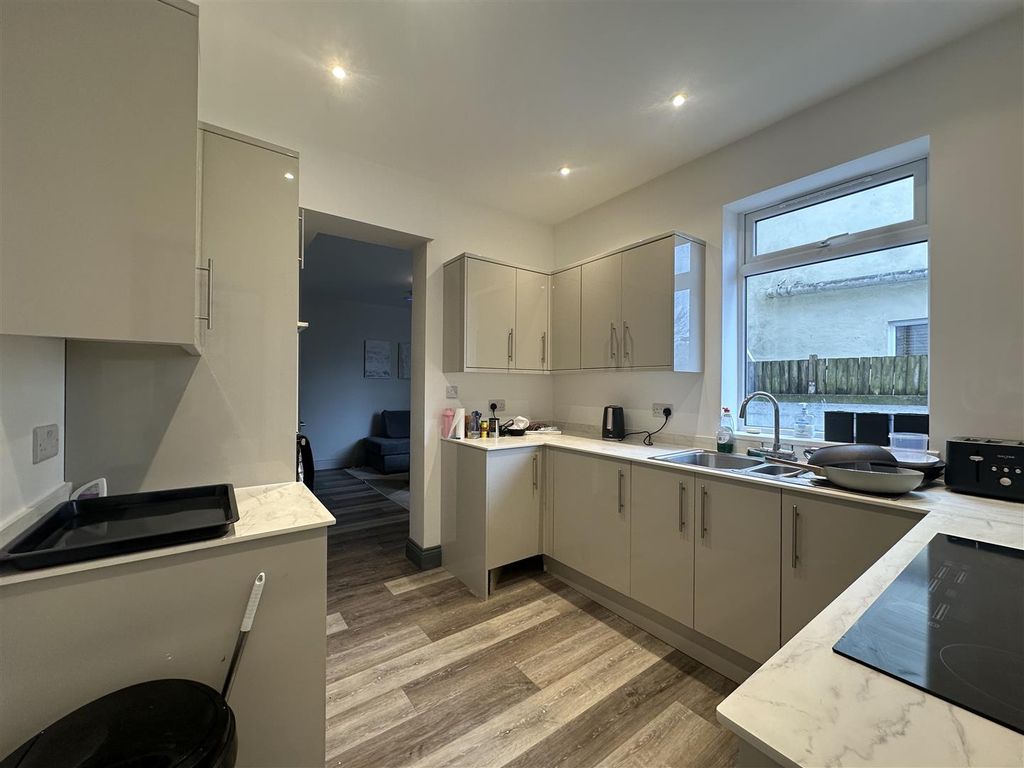 Property photo 3 of 9 Kitchen