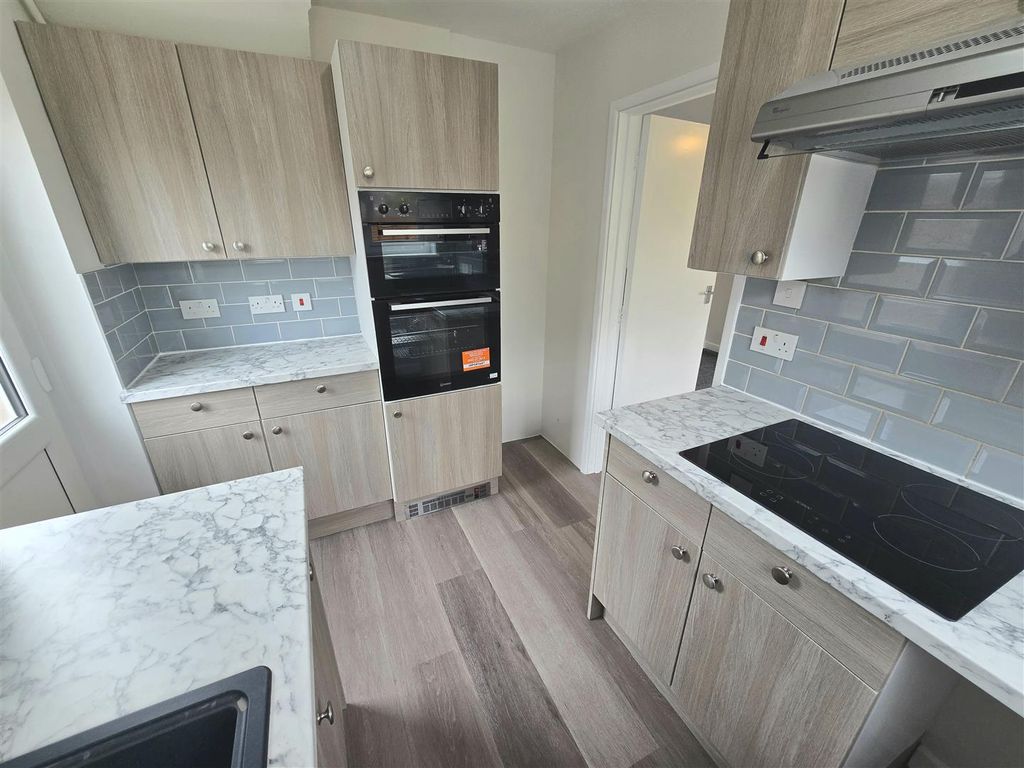 Property photo 3 of 10 Kitchen