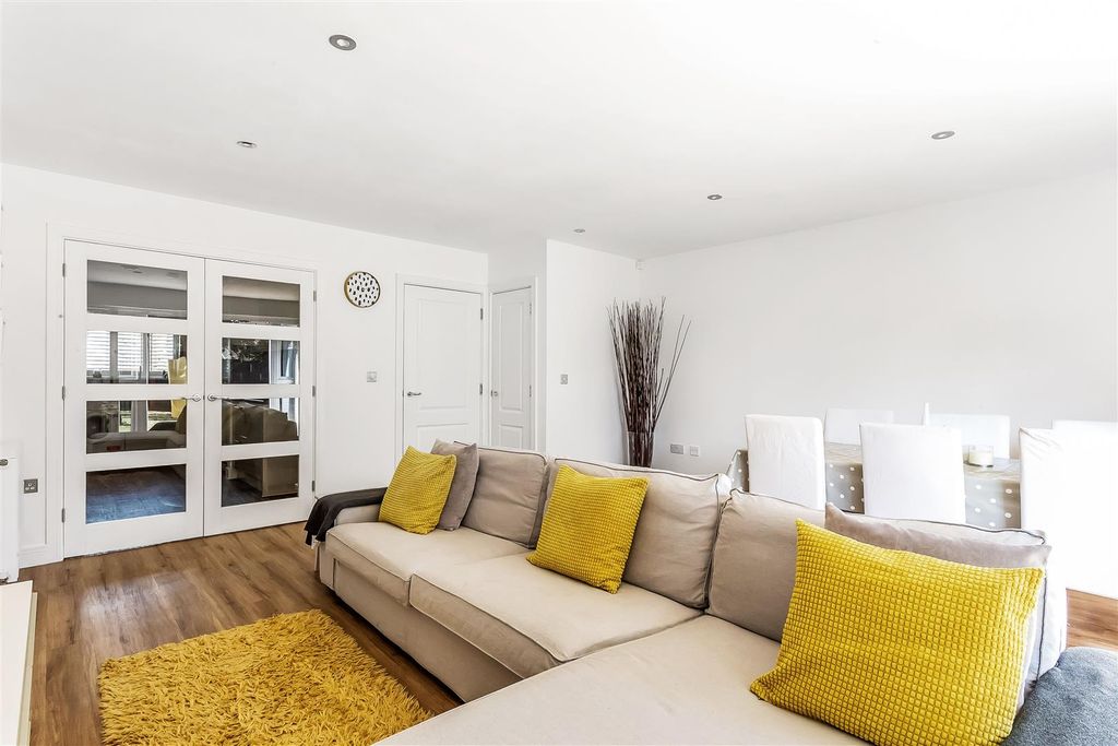 Property photo 3 of 25 8-Four-Oaks-18.Jpg