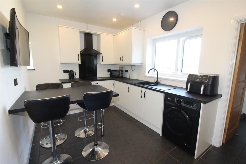 Property photo 2 of 22 Kitchen/Dining Room