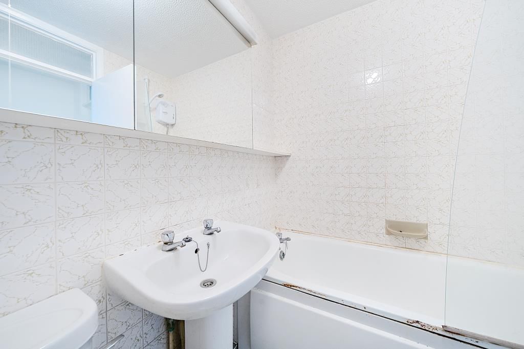 Property photo 3 of 18 Bathroom