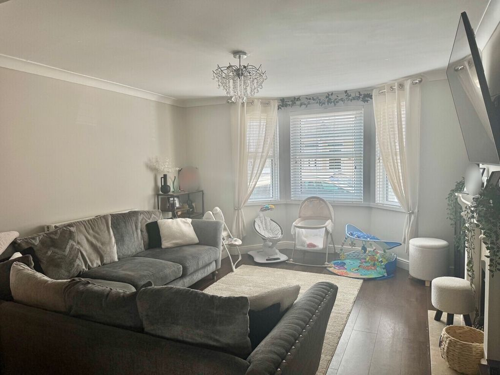 Property photo 3 of 17 Lounge