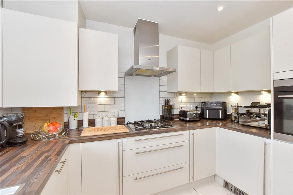 Property photo 2 of 11 Kitchen