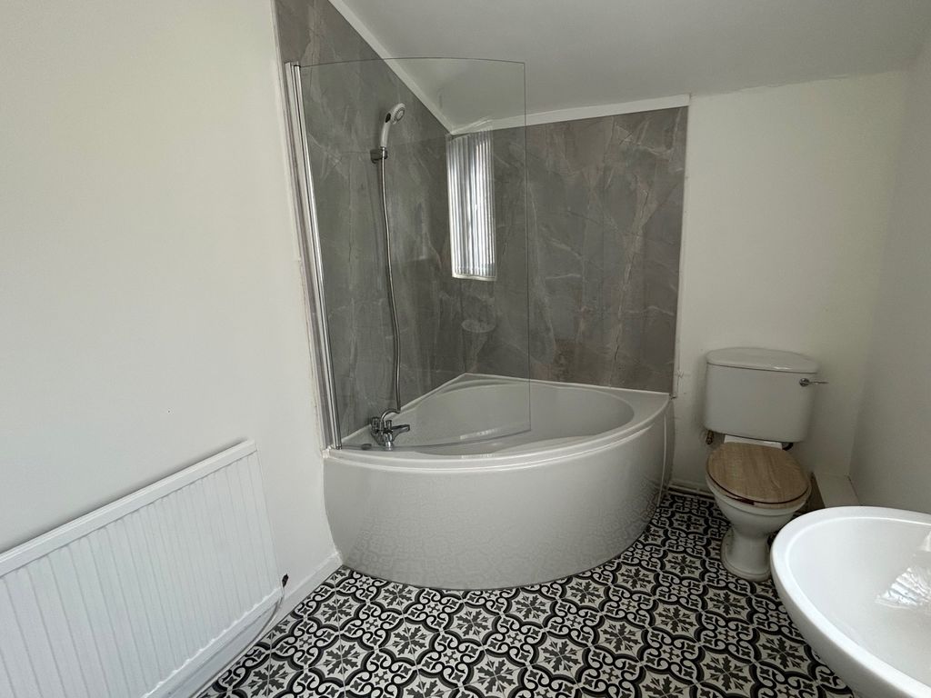 Property photo 1 of 15 Bathroom1