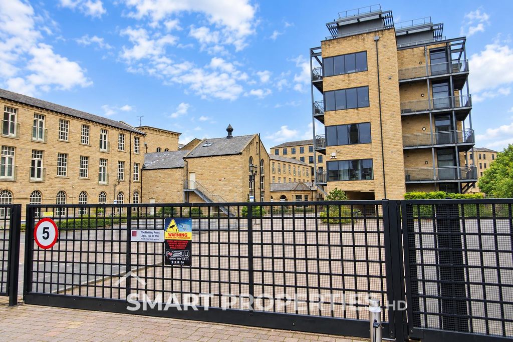 Property photo 1 of 15 Gated Courtyard At The Melting Point.Png