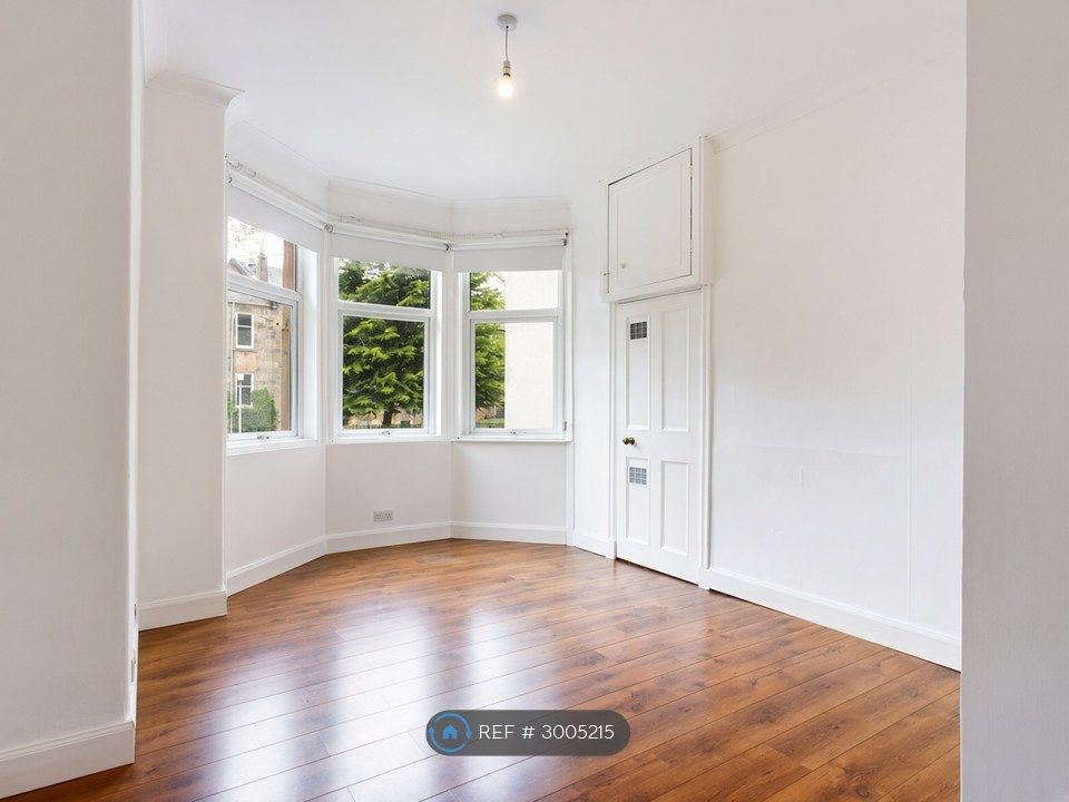 Property photo 3 of 8 Master Bedroom (4.26m x 3.58m)
