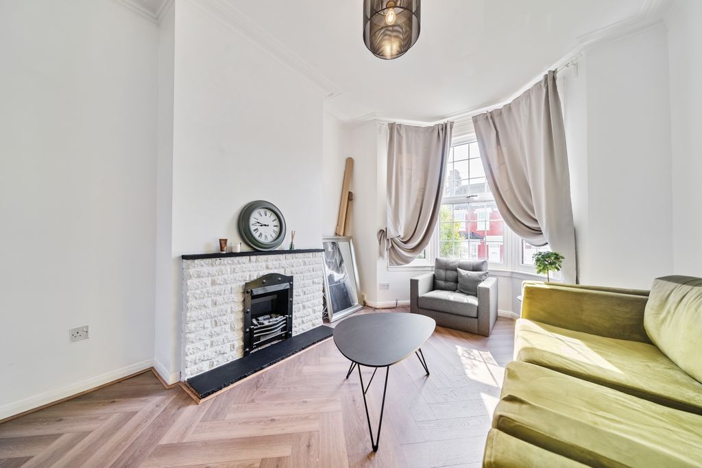 Property photo 2 of 17 Lounge