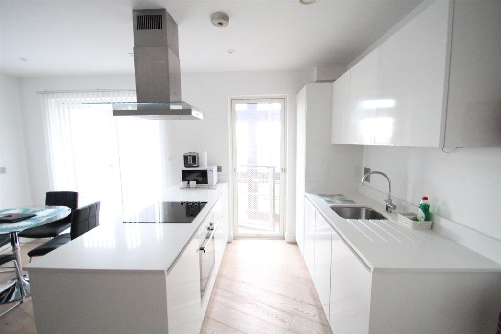 Property photo 2 of 7 Kitchen