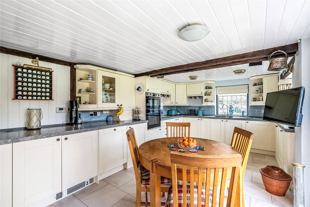 Property photo 3 of 23 Kitchen