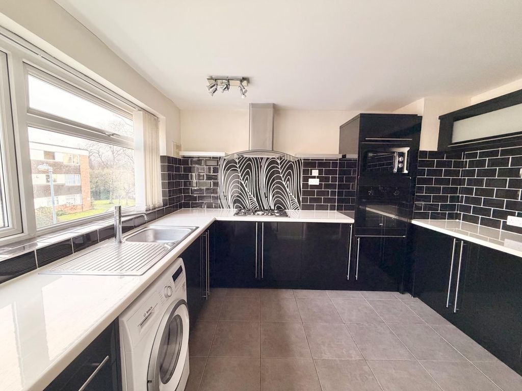 Property photo 3 of 11 Kitchen