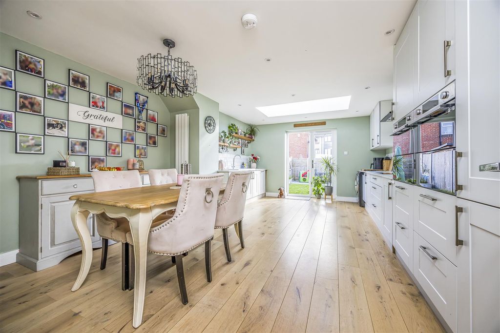 Property photo 2 of 14 9 Yardley Close, Copnor-Porticomarketing-Nexa-14.J