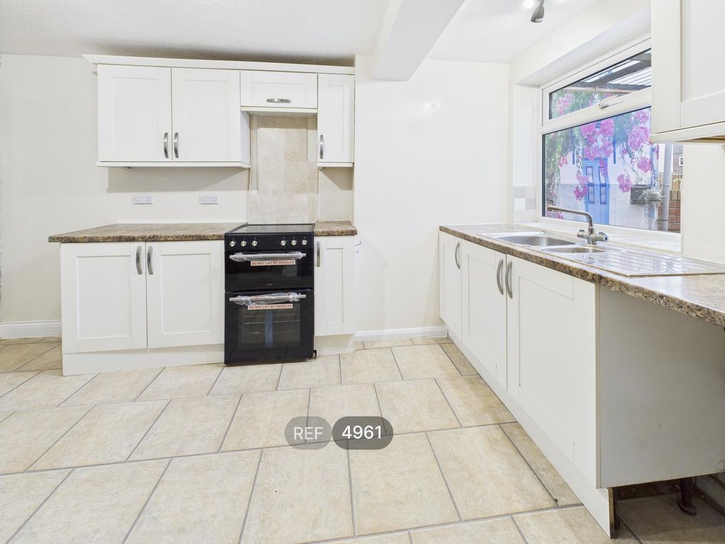 Property photo 2 of 8 Kitchen