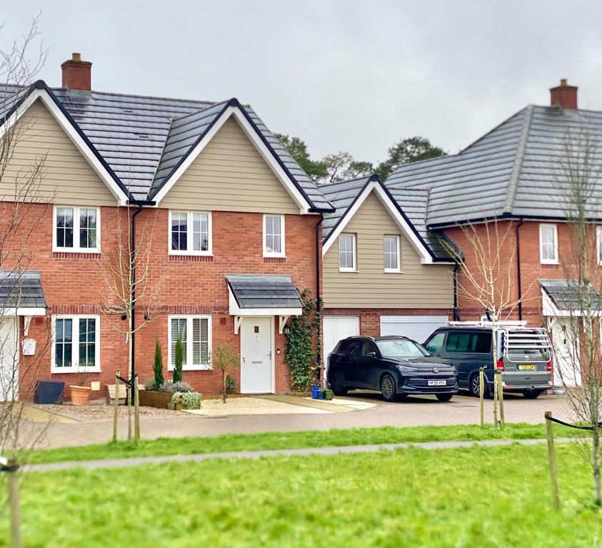 Property photo 1 of 25 Four Bedroom Family Hone