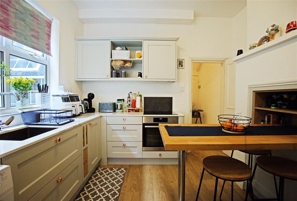 Property photo 3 of 11 Kitchen (Ground Floor Flat)