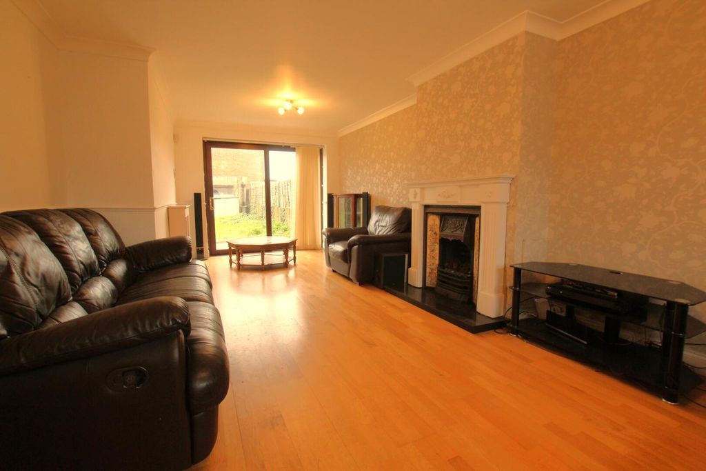 Property photo 3 of 21 Living Room