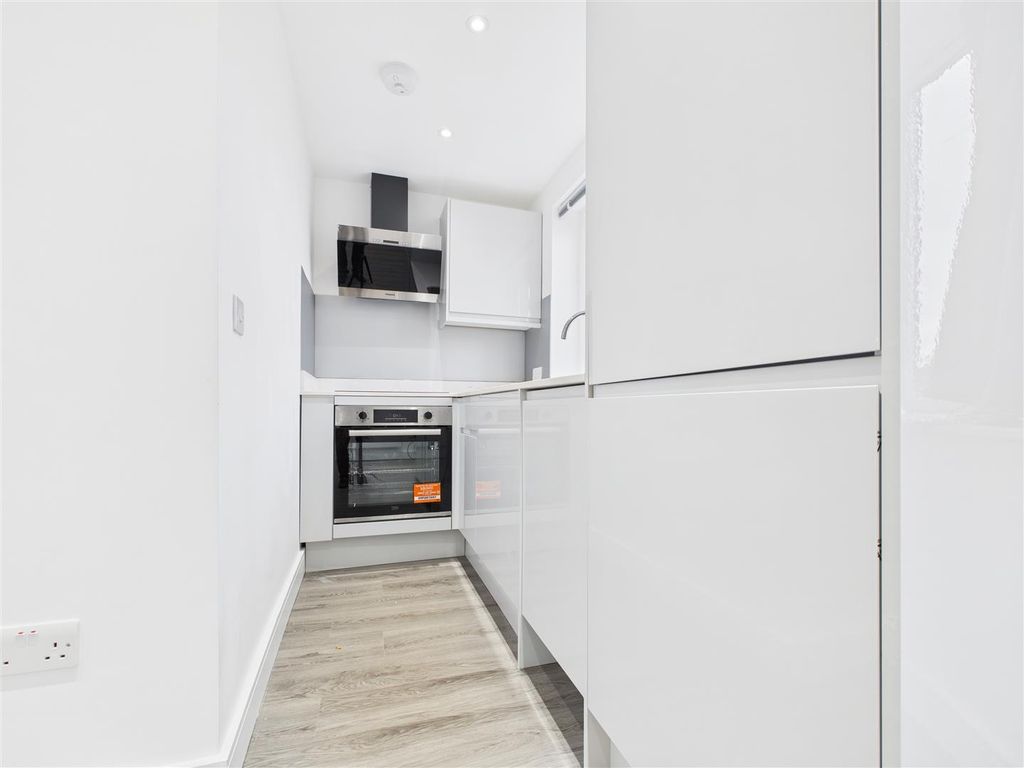 Property photo 3 of 10 Cam04419G0-Pr0044-Still026.Jpg