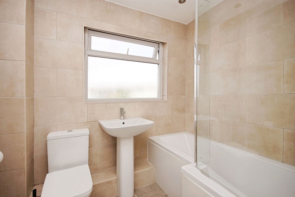 Property photo 3 of 17 Bathroom