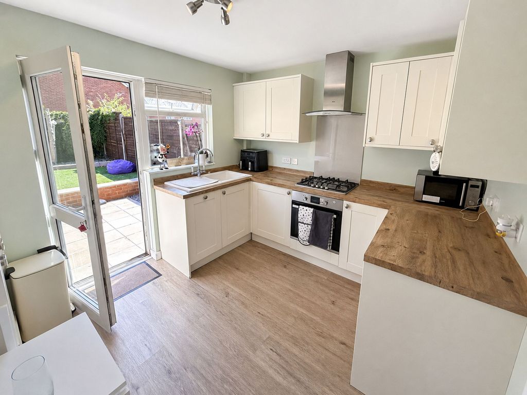 Property photo 3 of 10 Kitchen 1
