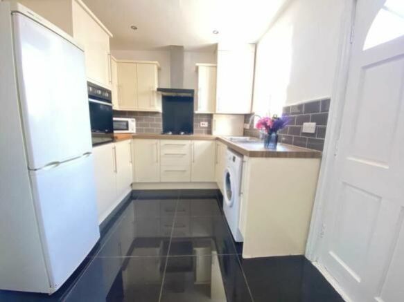 Property photo 3 of 9 17Frkitchen