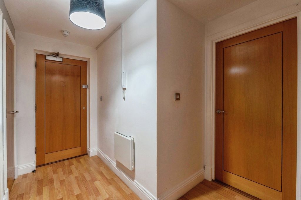 Property photo 2 of 24 Entrrance Hall