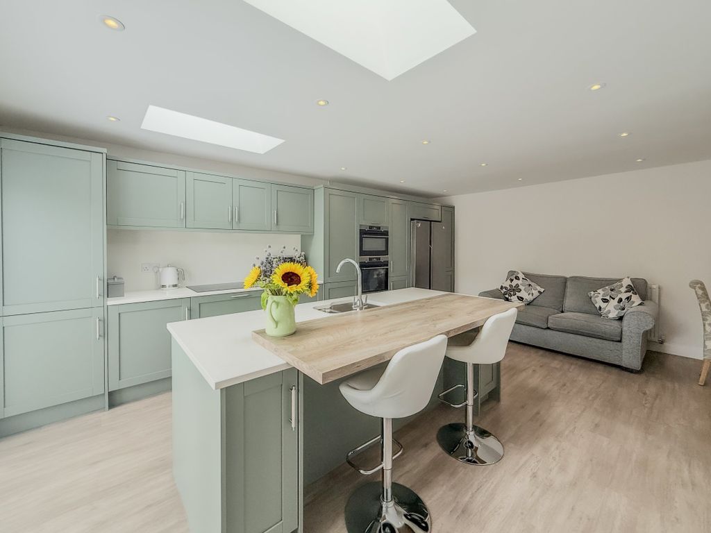 Property photo 2 of 21 Dining Kitchen