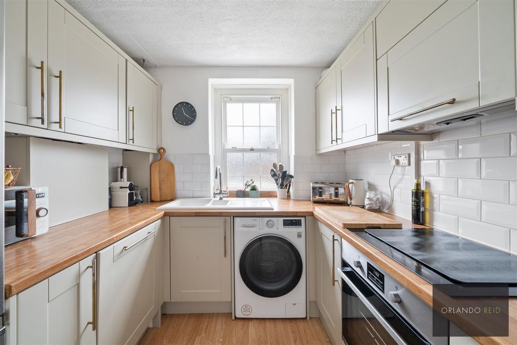 Property photo 3 of 12 12A Mordaunt House Sw8 2Al-10.Jpg