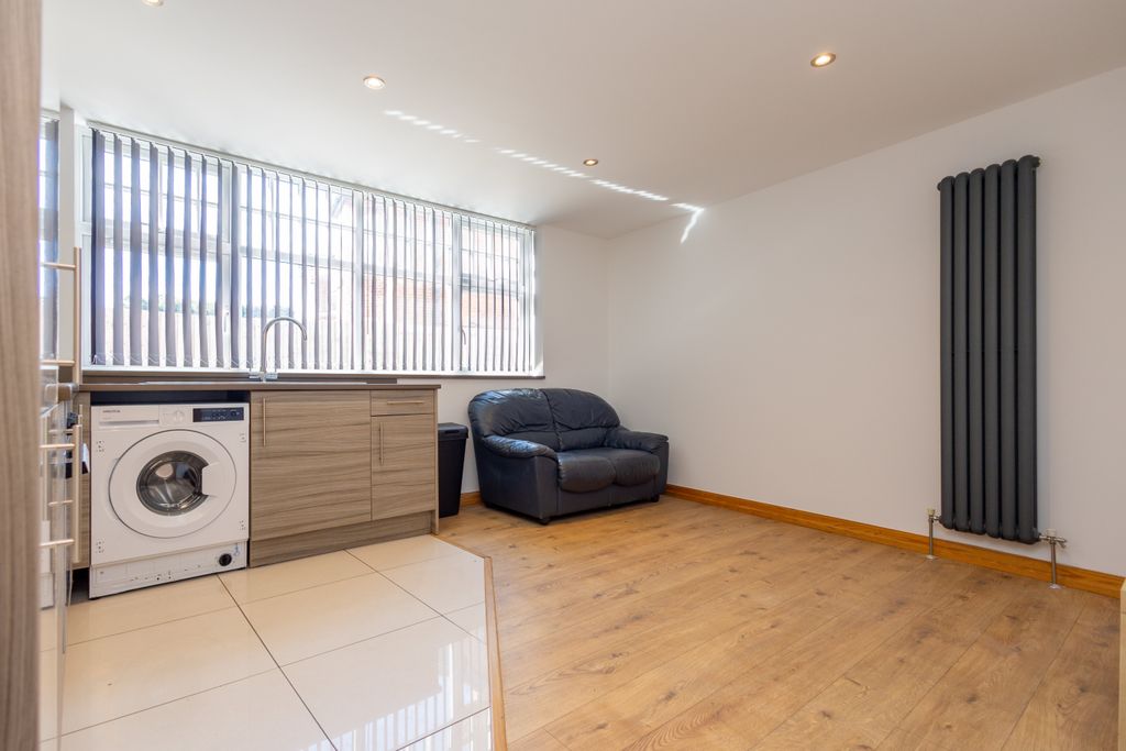 Property photo 3 of 8 R6M_6451