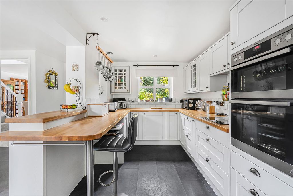 Property photo 3 of 31 Kitchen