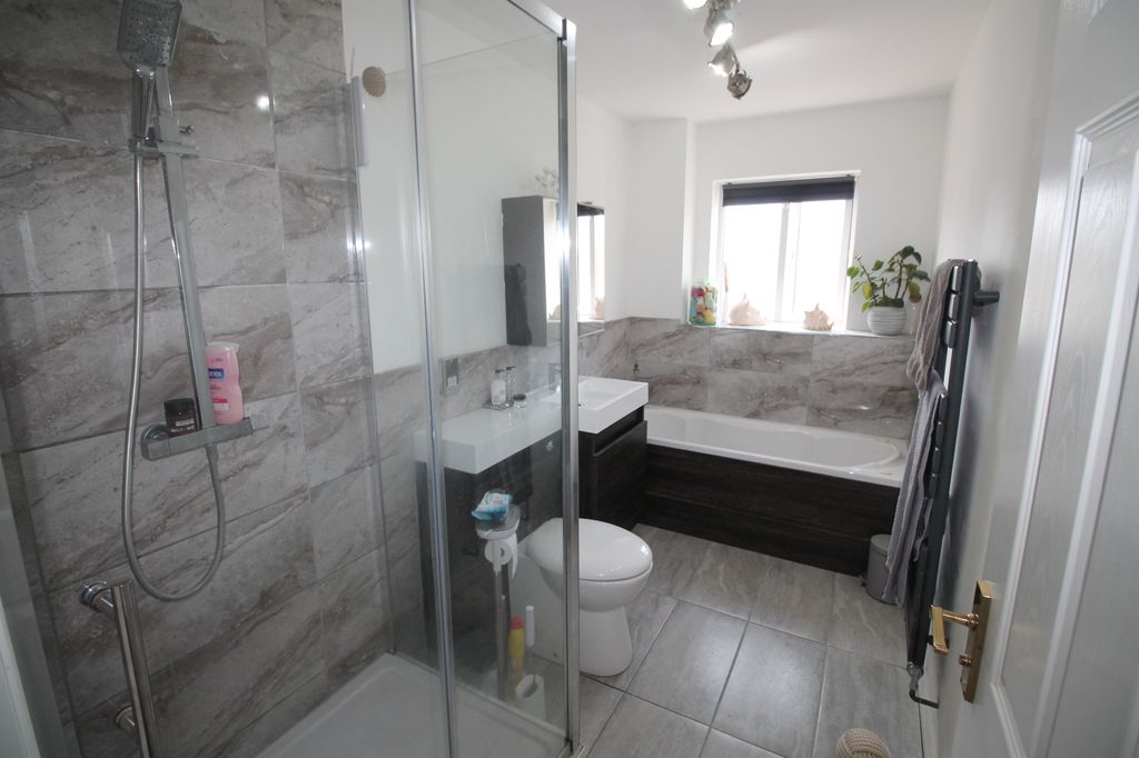 Property photo 3 of 34 Family Bathroom