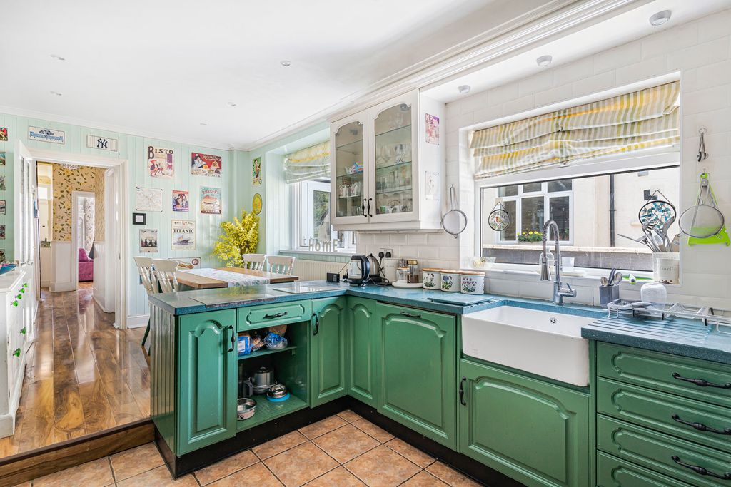 Property photo 3 of 31 Kitchen