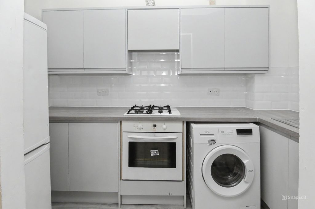 Property photo 2 of 11 Flat 1, 48F High Street, Cosham, Portsmouth, Hampshire Po6 3Ag