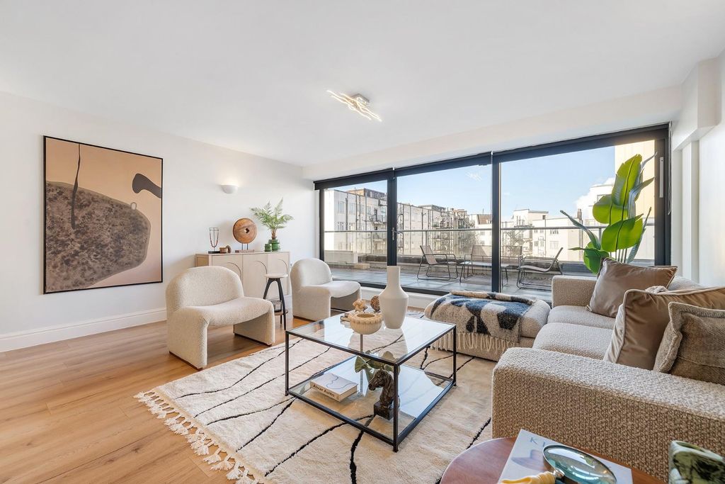 Property photo 1 of 17 Reception