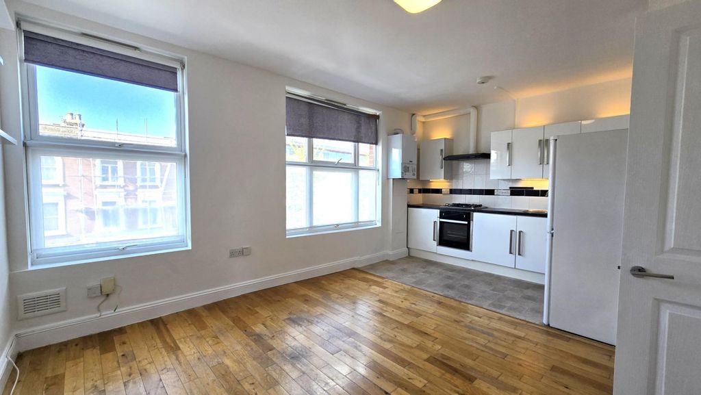 Property photo 3 of 6 Openplan.Jpg