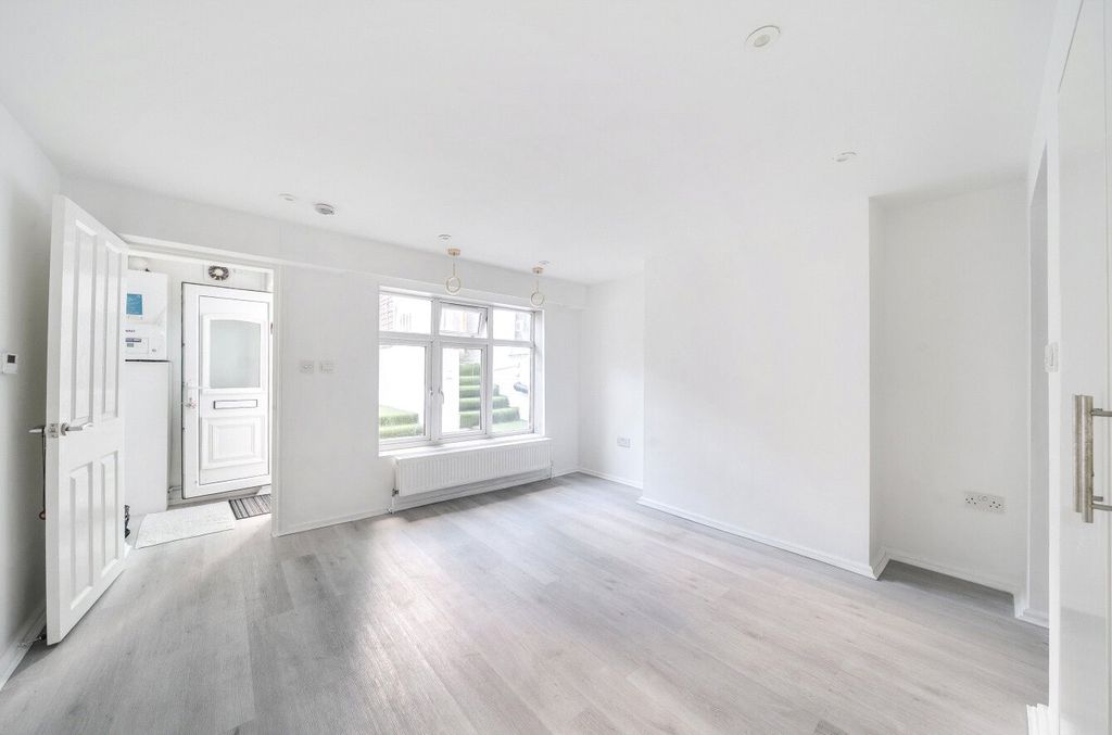 Property photo 1 of 11 Bedroom