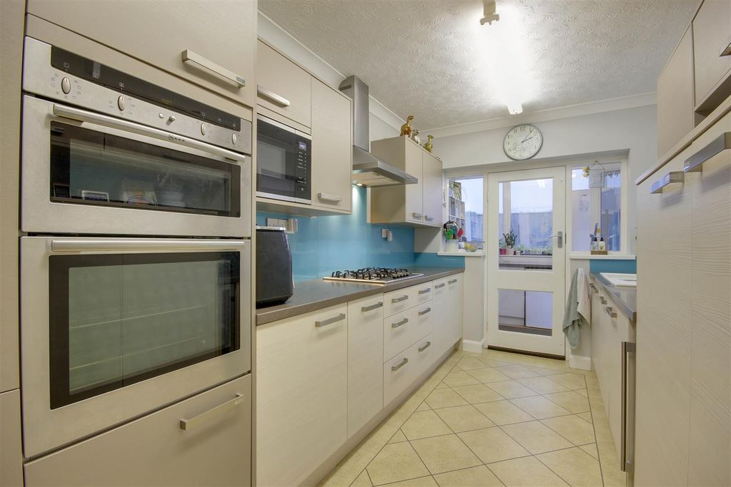 Property photo 3 of 21 Kitchen