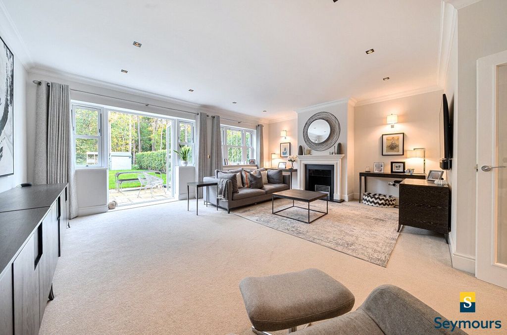 Property photo 3 of 22 Living Room