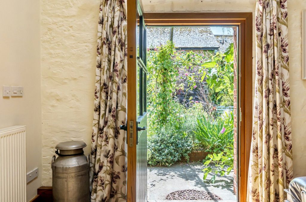 Property photo 2 of 11 Doorway