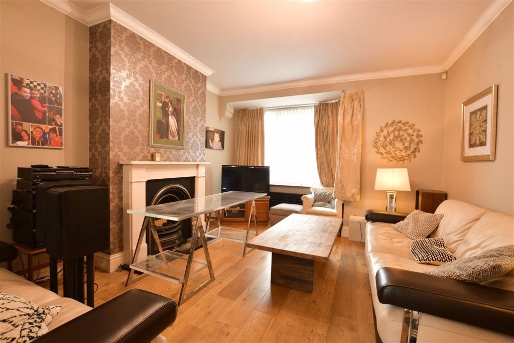 Property photo 3 of 12 Lounge