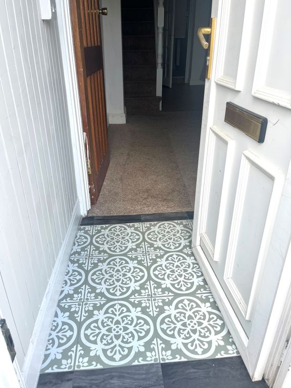 Property photo 2 of 18 25 Waun Road.
