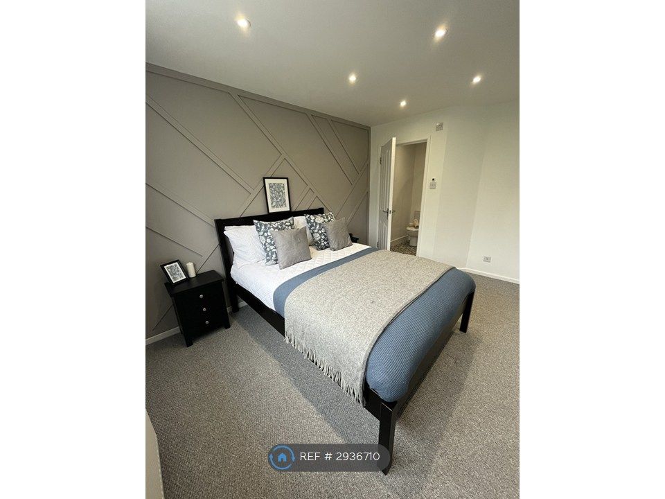 Property photo 1 of 13 Room 5