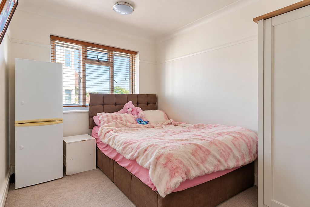 Property photo 3 of 14 011