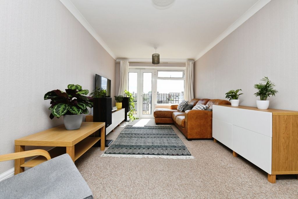 2 bed flat for saleEssex Close, Rayleigh, Essex SS6