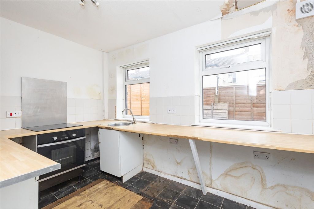 Property photo 3 of 17 Kitchen