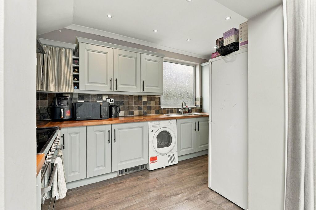 Property photo 3 of 27 Kitchen