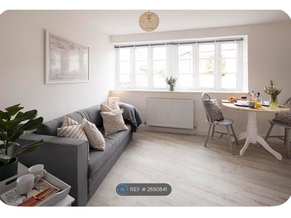 Property photo 1 of 4 Living Room